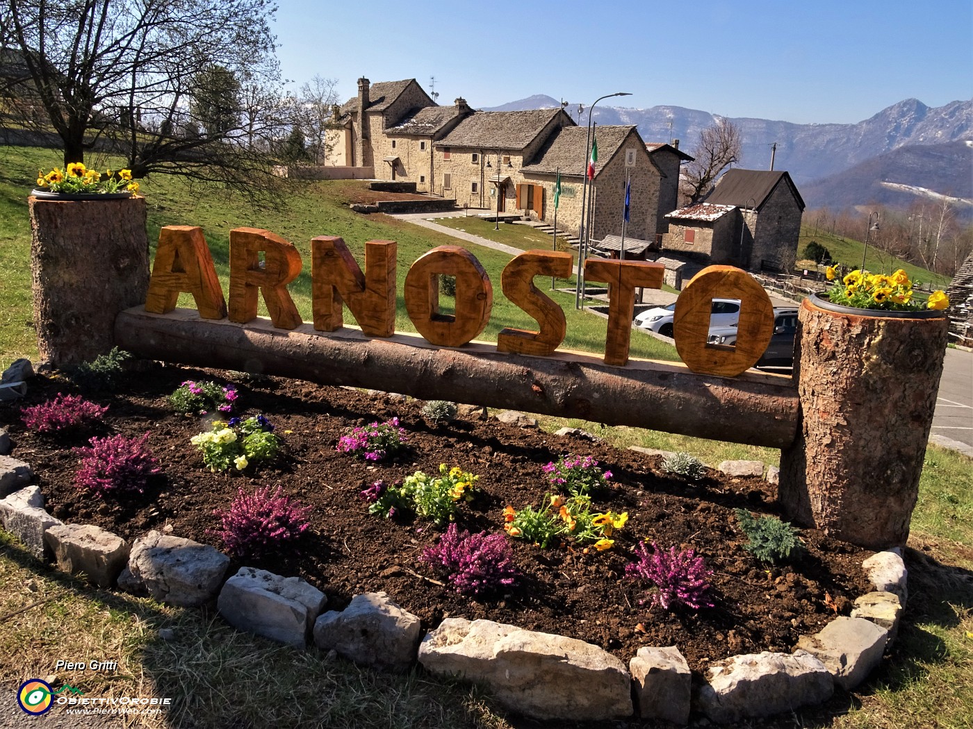 07 Al bel borgo di Arnosto, baciato dal sole mattutino.JPG